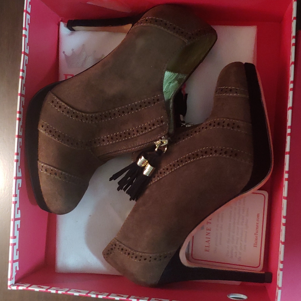 Elaine Turner dark brown suede shooties 8